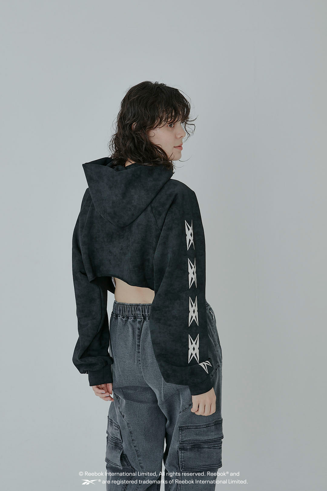 ESSENTIAL LOGO SHORT HOODIE/ リーボック エッセンシャル ロゴ ショートフーディ